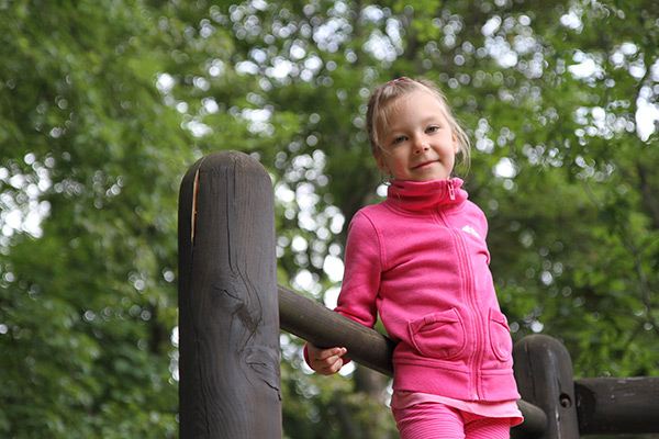 Mädchen auf Klettergerüst